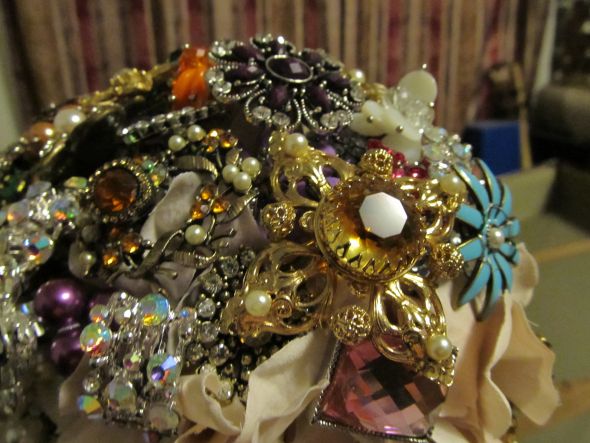 Help! How do I make a vintage brooch bouquet? :  wedding IMG 0487m
