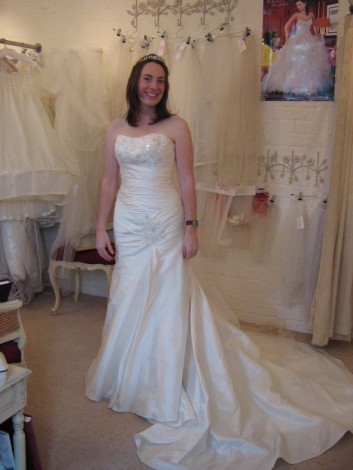 Pear shaped & hourglass brides - lets see real pics of your dress! :  wedding 1