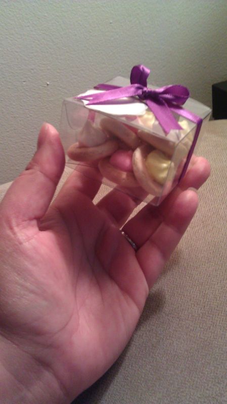 Yummy little cookies - what do you think? :  wedding favors edible cookies floresitas In The Hand