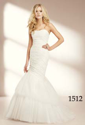 Proof that a curvy girl can rock the heck outta mermaid/trumpet dresses :  wedding Wedding Gowns   Mikaella   1512