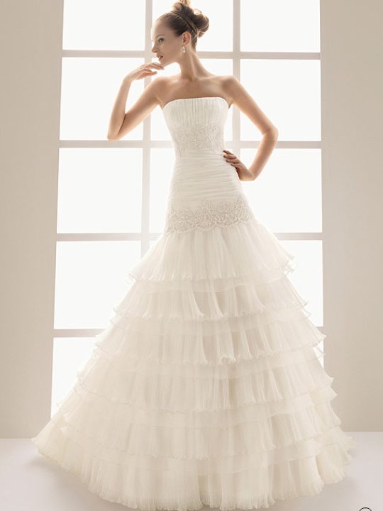 Does anyone know who makes this dress?????????????!!! please help!! :  wedding spanish bride dress Cesar