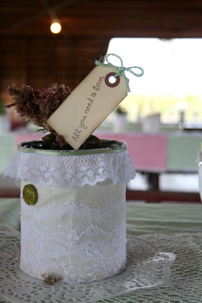 fabric & lace covered tin can flower centerpieces :  wedding tin can flower pots rustic vintage decor green white flowers diy Flower Can 2