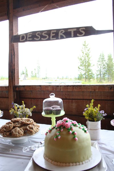 Gallery of the Day :  wedding features  Princess Cake :  Wedding Wooden Signs Dessert Table Unique Cakes Green Cake Diy Wooden Signs   Desserts dessert table / princess cake :  wedding wooden signs dessert table unique cakes green cake diy Wooden Signs   Desserts 