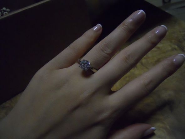 Asha Diamond e-ring pictures please! :  wedding asha engagement simulant ring pictures DSCN0784