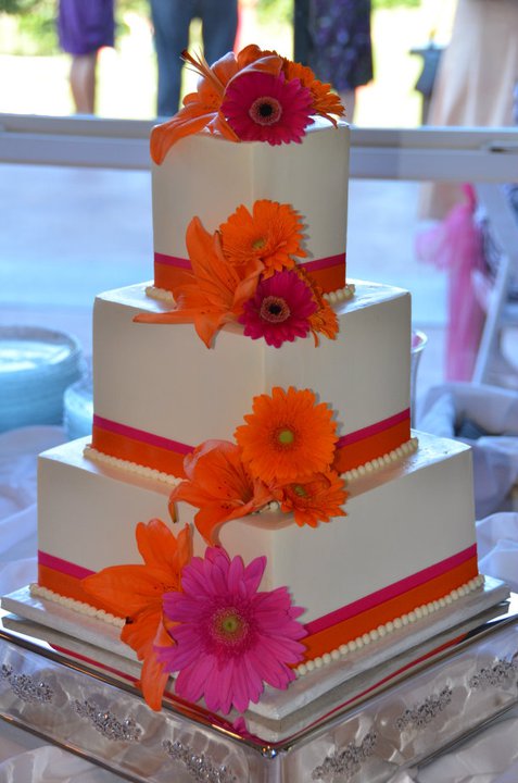 Pictures of your non-fondant cake... :  wedding cake buttercream fondant 283929 260845117264323 100000165100415 1299627 3276595 N