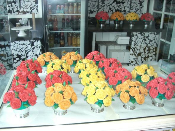 I don't care if people think these are cheesy, I so want cupcake centerpieces :) :  wedding CIMG5893