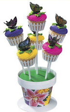 I don't care if people think these are cheesy, I so want cupcake centerpieces :) :  wedding CupcakeBouquetCenterpiece2
